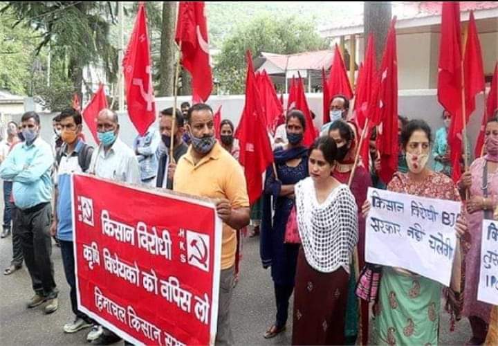 कुल्लू: लखीमपुर खीरी में हुई किसानों की हत्या को लेकर किया धरना प्रदर्शन