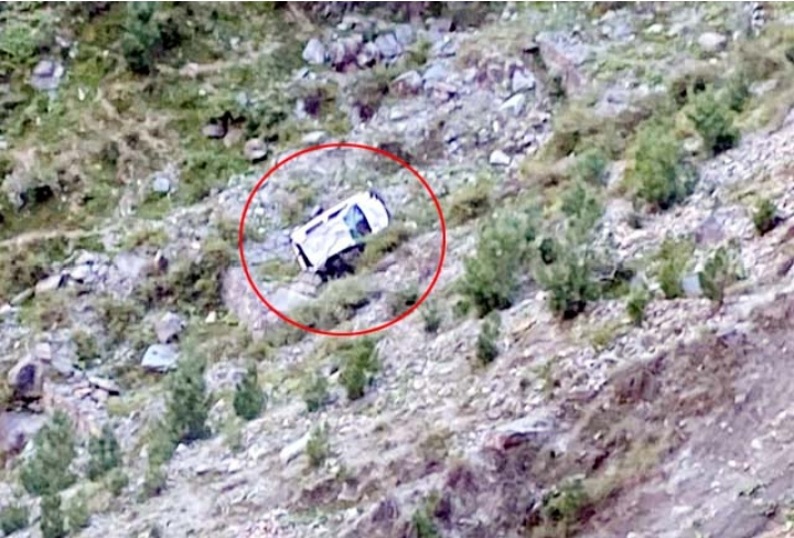 चम्बा-भरमौर NH पर अनियंत्रित होकर 120 मीटर खाई में गिरी कार, 3 घायल