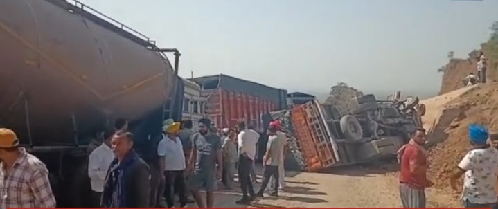 सेब से लदा कैंटर ढांक से टकराने के बाद सड़क पर पलटा, चालक की मौत