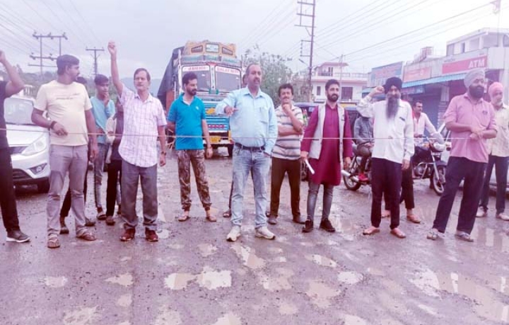 सड़क की दुर्दशा पर फूटा ग्रामीणों का गुस्सा, NH-707 किया जाम