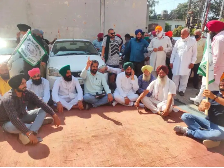 धीमी धान खरीद को ले कर किया एसडीएम कार्यालय के सामने प्रदर्शन: पांवटा साहिब