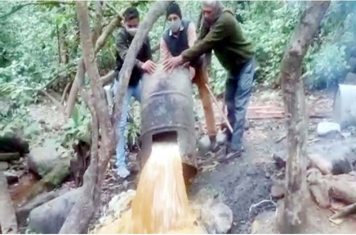 पांवटा साहिब: टोका व खारा के जंगलों में 11 भट्ठियाें समेत 3250 लीटर लाहन की नष्ट