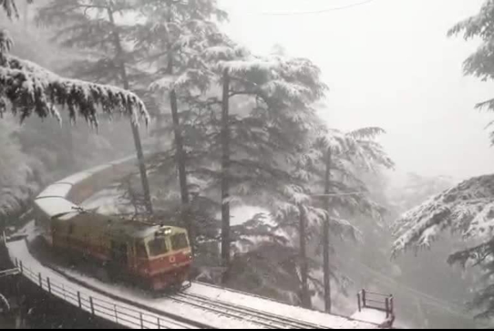 बर्फबारी के बीच छुक-छुक दौड़ी ट्रेन, देखें शिमला-कालका ट्रैक का ये नजारा