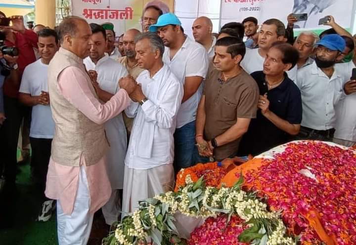 पंचतत्व में विलीन हुए पंडित सुखराम, हजारों आंखें हुईं नम