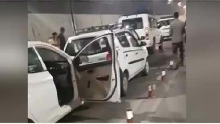 अटल टनल रोहतांग में ओवरटेक करते टकराईं पांच गाड़ियां