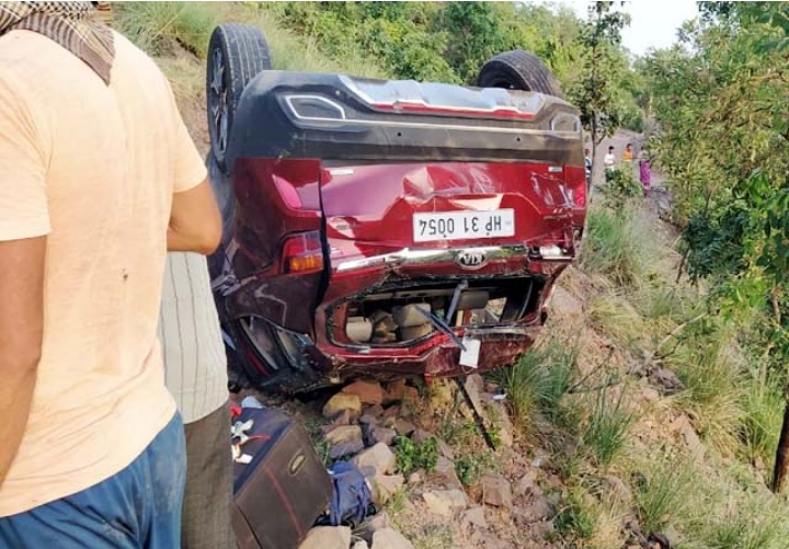 सीएमओ मंडी की कार दुर्घटनाग्रस्त, नील गाय को बचाते हुआ हादसा