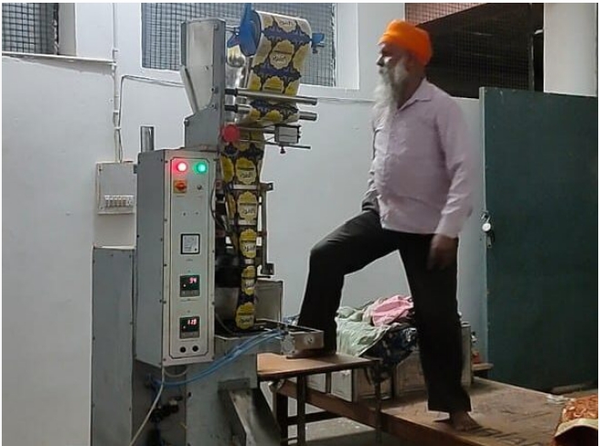 प्रसाद पैकिंग के लिए गुरुद्वारा पांवटा साहिब में नई मशीन