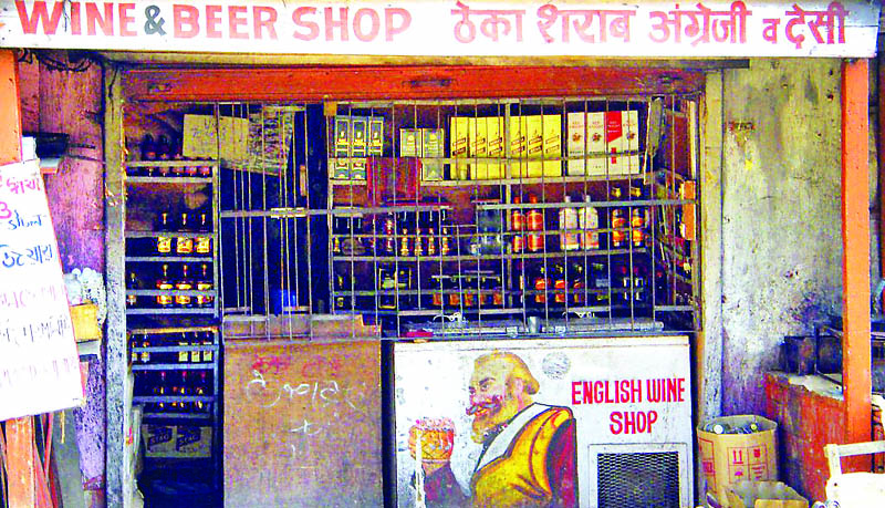 शराब के ठेके से सेल्समैन फरार, अढ़ाई लाख से अधिक की शराब गायब
