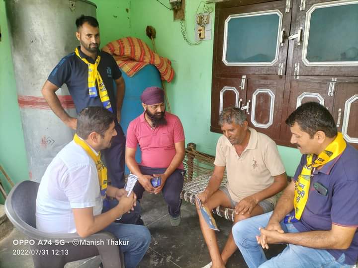 आप नेता ने लोगों को बताईं पार्टी की नीतियां