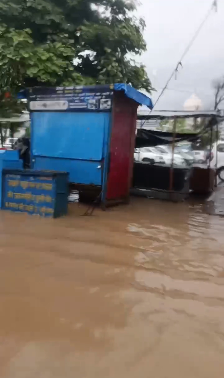 मानसून की आहट से ही बेहाल हुआ पांवटा, जगह-जगह भरा पानी, ऊपर से बिजली के कट