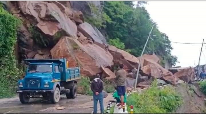मनाली-लेह मार्ग पर नेहरूकुंड में दरका पहाड़, 12 घंटे बंद रहा यातायात