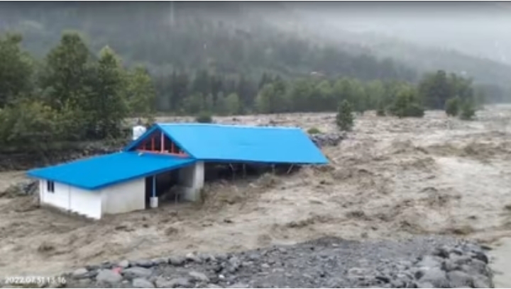 ब्यास नदी में बाढ़, गांव को खतरा, प्रशासन ने खाली करवाए मकान, लोगों में दहशत