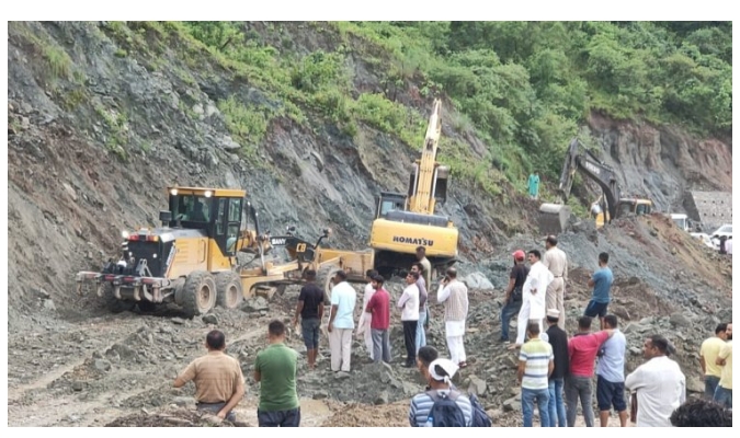 पांवटा साहिब गुम्मा नेशनल हाईवे 707 धस्सा, तीन घंटे यातायात बंद।