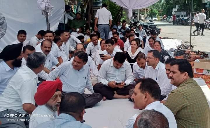वकीलो के समर्थन में उतरे पूर्व भाजपा नेता मनीष तोमर: पांवटा साहिब