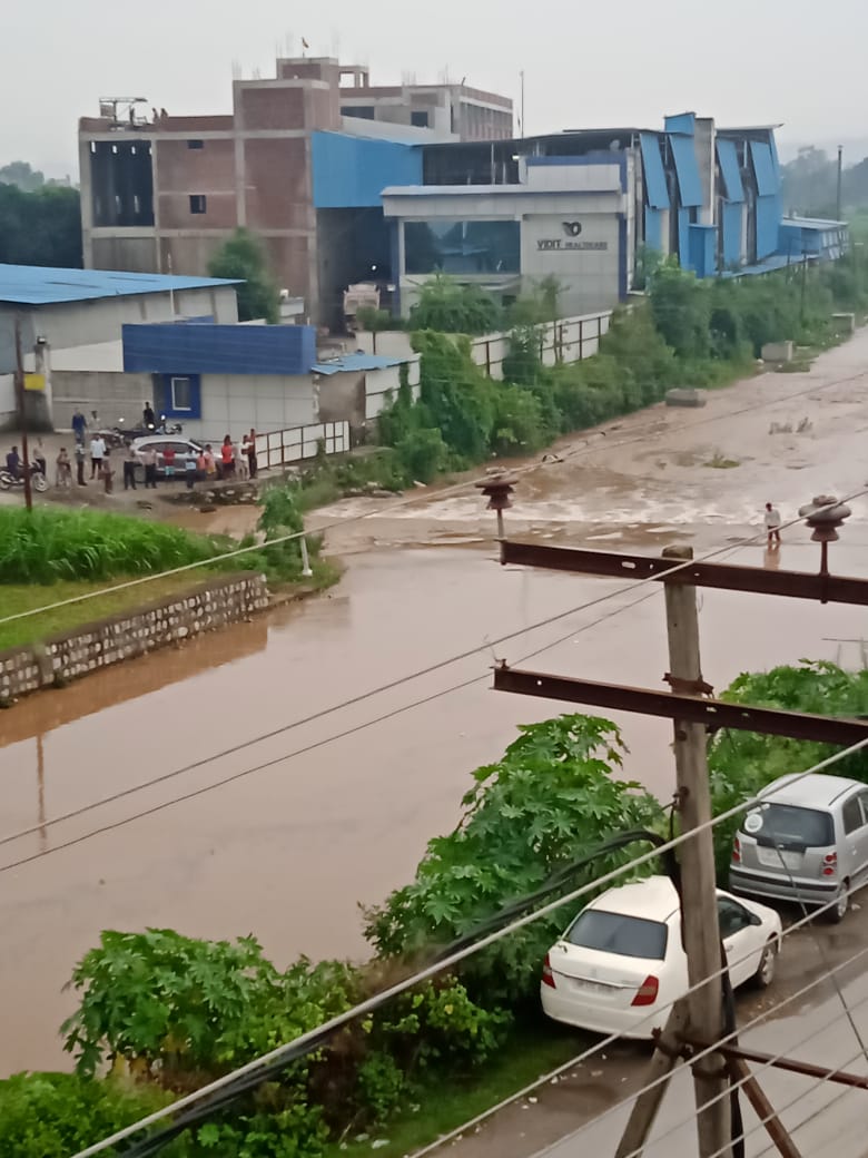 झमाझम बारिश से बद्रीपुर पुरुवाला मार्ग जम्मूखाले में पानी आने से बंद