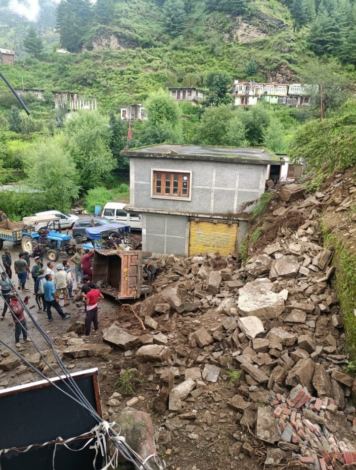 पहाड़ी गिरने से गाड़ी, मकान को पहुंची क्षति: रोहड़ू