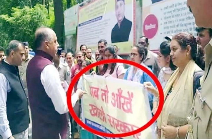 NHM कर्मचारियों के हाथों में पकड़े बैनर को देख भड़के मुख्यमंत्री