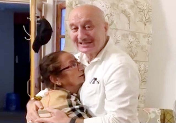 अभिनेता अनुपम खेर पहुंचे शिमला, मां को दिया सरप्राइज