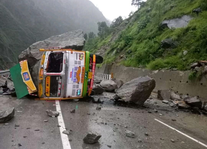 हणोगी के पास ट्रक पर गिरे पत्थर हुआ भारी नुक्सान : मंडी