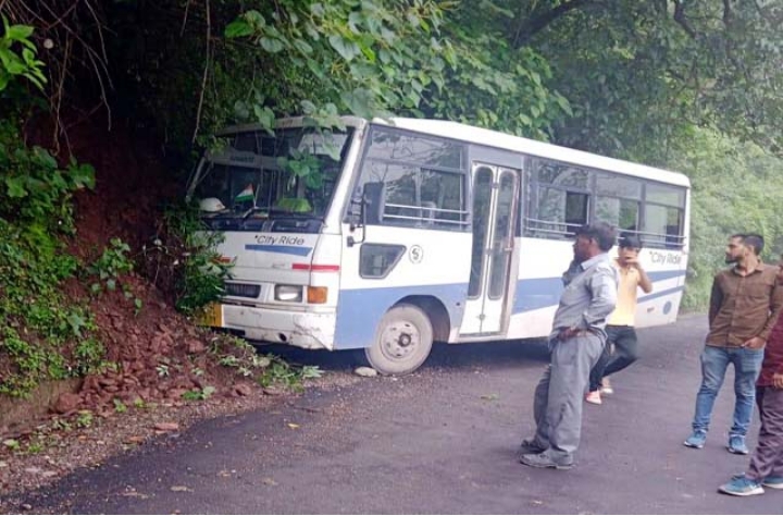 सोलन : गांव पाथा के पास पहाड़ी से टकराई स्कूल बस, 24 बच्चे घायल