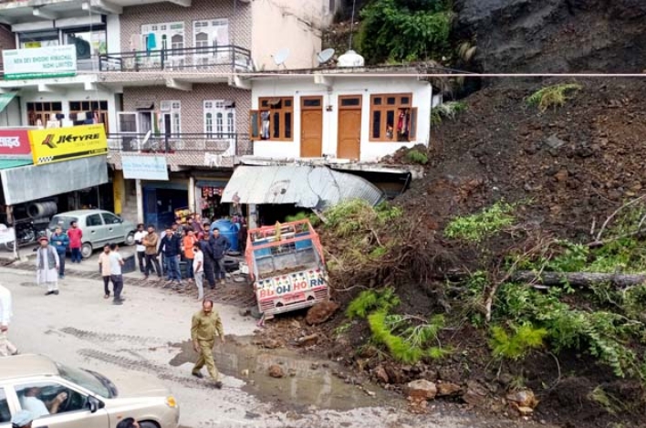 शिरगुल मंदिर के समीप भूस्खलन, भवन क्षतिग्रस्त, 2 वाहन मलबे में दबे