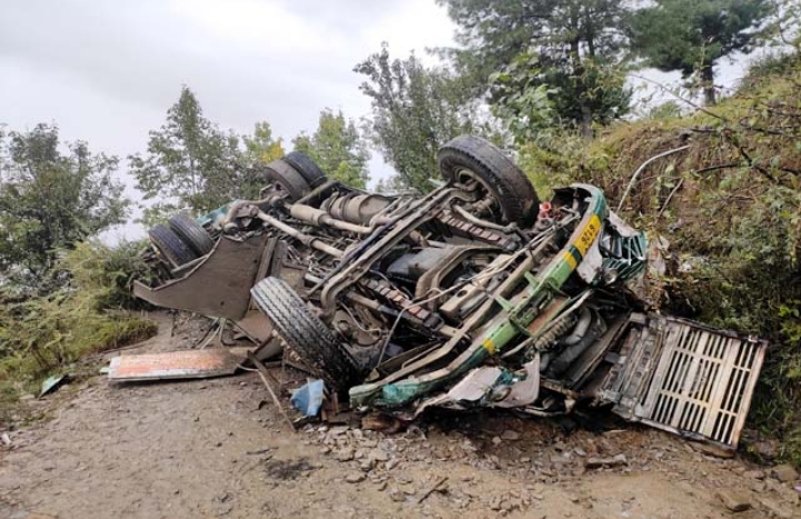 दर्दनाक हादसा :  एचआरटीसी बस दुर्घटनाग्रस्त, चालक की मौत