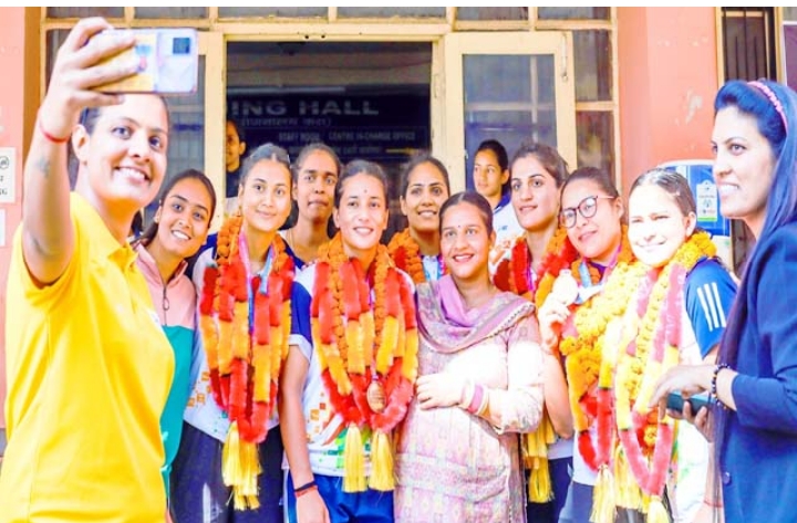 गोल्ड मैडल जीतने के बाद धर्मशाला पहुंची हिमाचल की महिला कबड्डी टीम