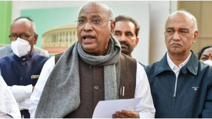 मल्लिकार्जुन खड़गे बने कांग्रेस के नए अध्यक्ष, मिले 7897 वोट, शशि थरूर को मिले 1072 वोट