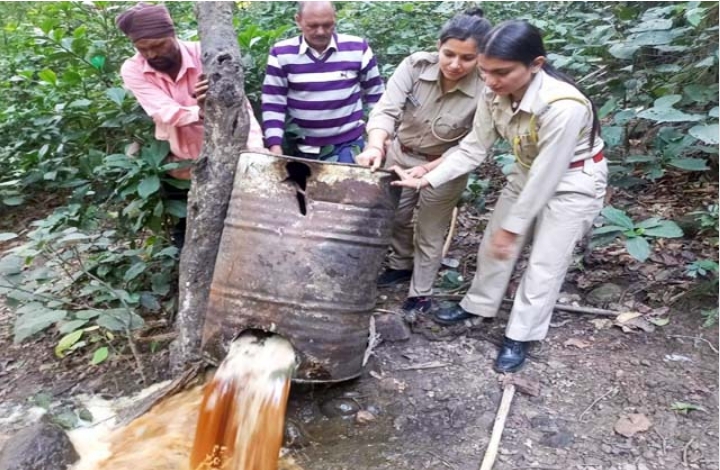 पांवटा साहिब: टास्क फोर्स की बड़ी कार्रवाई, 2 जगह पकड़ी लाखों लीटर अवैध शराब