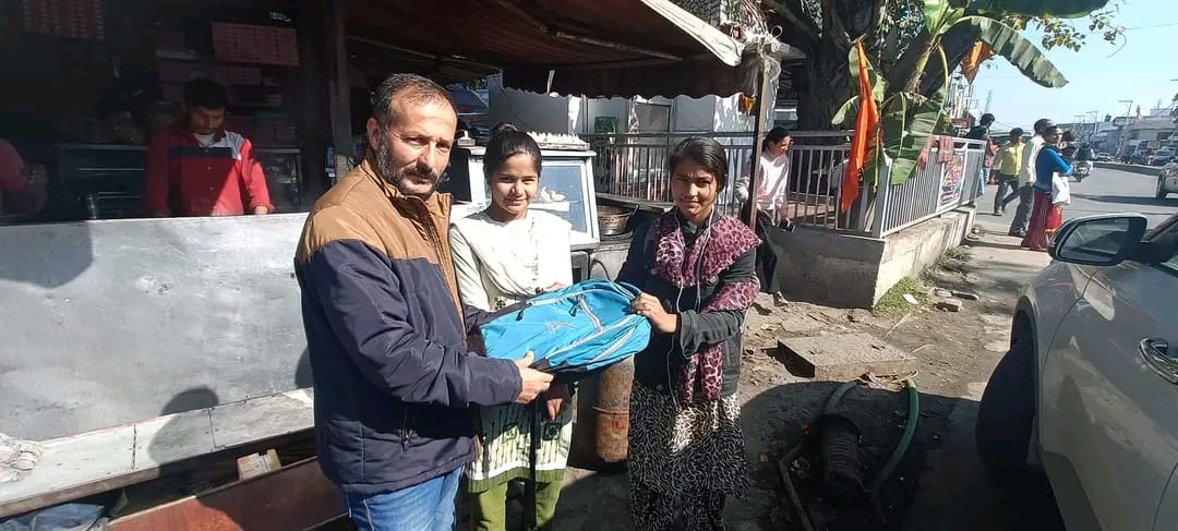 शंकुरा और पूजा ने अंशुल चौहान के पिता को लौटाया कागजात से भरा बैग: पांवटा साहिब
