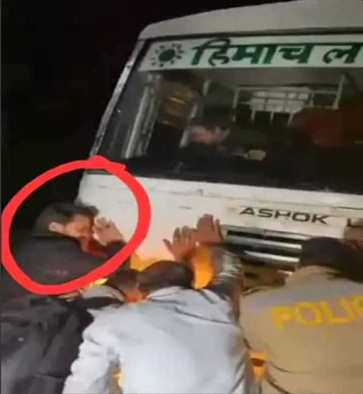 केंद्रीय मंत्री अनुराग ठाकुर ने खराब HRTC की बस को लगाया धक्का: बिलासपुर के तल्याणा में हुई खराब