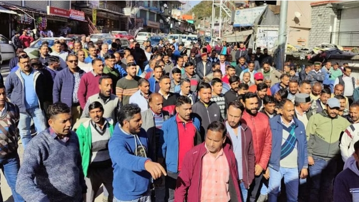 ट्रक ऑपरेटरों के पक्ष में नहीं हुआ फैसला तो महापंचायत, निकाली आक्रोश रैली