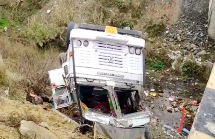 हमीरपुर-धर्मशाला NH पर सड़क से नीचे लुढ़का सीमैंट से लदा ट्रक, चालक सहित 3 घायल