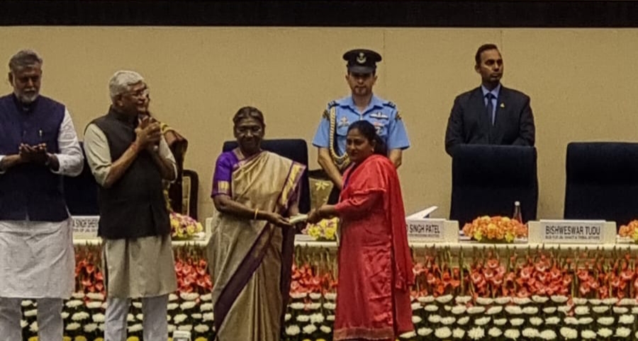 राष्ट्रपति मुर्मू ने स्वच्छ सुजल शक्ति सम्मान प्रदान किए, हिमाचल की धर्मो देवी को भी किया सम्मानित