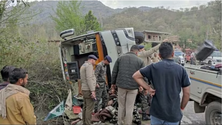 मनाली घूमने जा रही दिल्ली की छात्राओं की बस पलटी, एक की मौत, 42 घायल