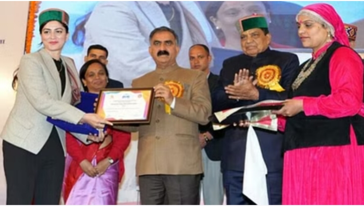 क्रिकेटर रेणुका ठाकुर, स्कीइंग खिलाड़ी आंचल समेत 12 महिलाएं सम्मानित