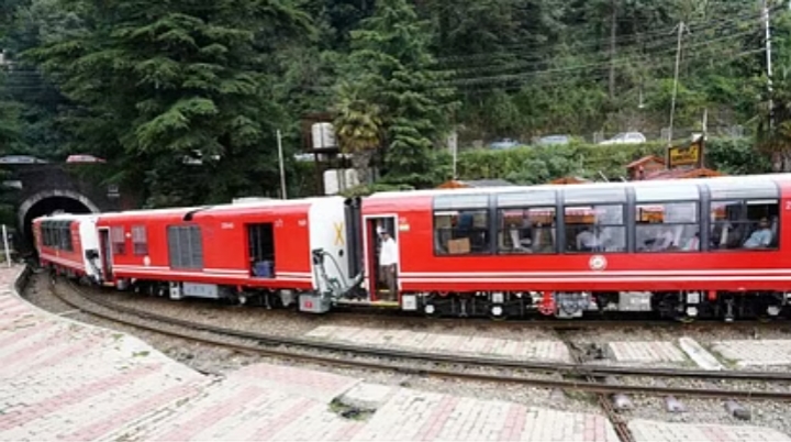 Shimla: 22 किमी प्रतिघंटा की रफ्तार पर पैनोरमिक विस्ताडोम ट्रेन का पहला ट्रायल सफल