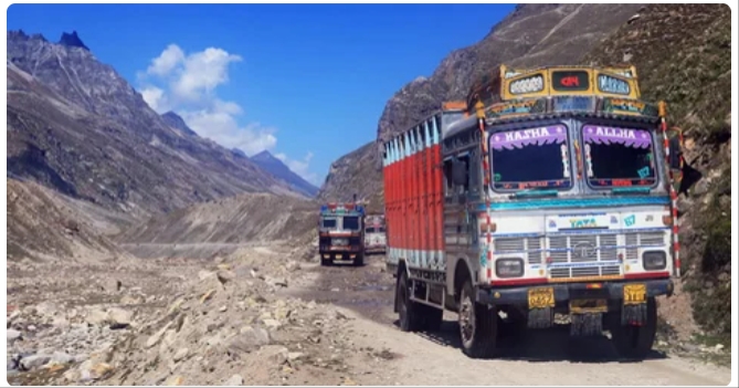 6 दिन बाद मनाली-लेह मार्ग बहाल, फंसे ट्रकों को निकालने का कार्य तेज