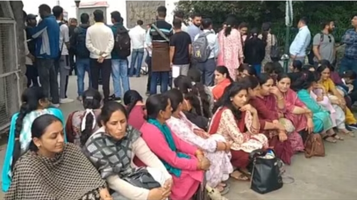 फूट-फूटकर रोए अभ्यर्थी- बोले, परिणाम नहीं निकलने से हो रही मानसिक प्रताड़ना: शिमला