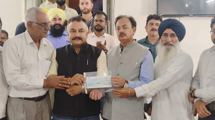 ट्रक यूनियन पांवटा साहिब ने आपदा राहत कोष में दिया 2.51 लाख रुपये का चैक