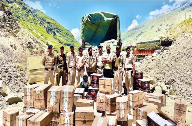 सीमेंट से लदे ट्रक से अवैध शराब की 100 पेटियां बरामद