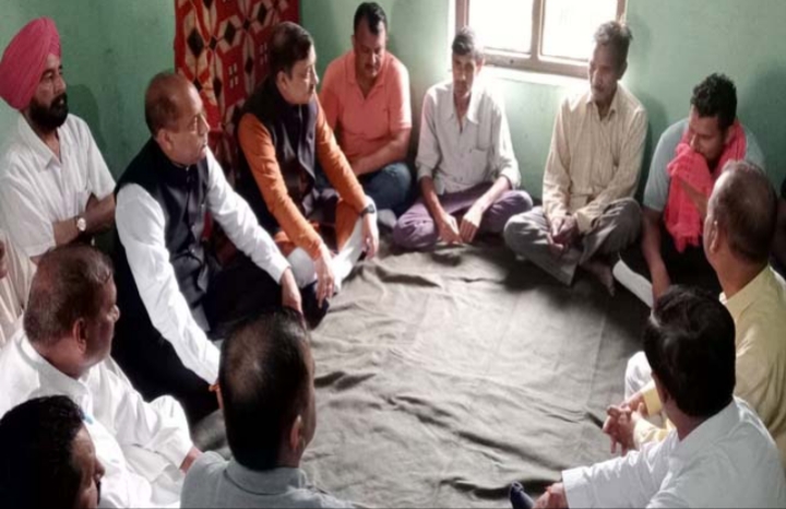 सिरमौरी ताल पहुंचे नेता प्रतिपक्ष जयराम ठाकुर, रोते हुए विनोद ने सुनाई तबाही की दास्तां
