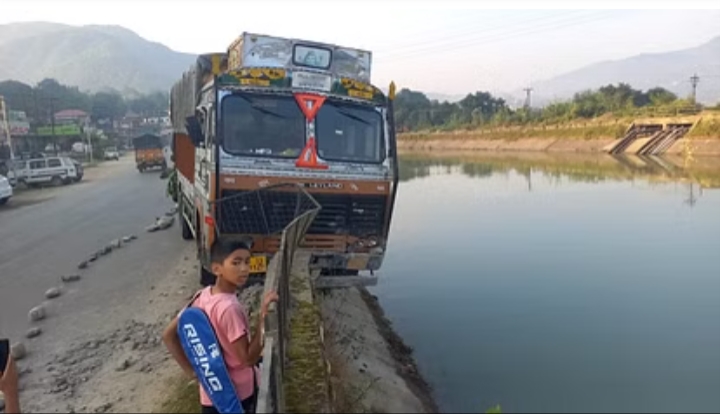 बीएसएल नहर की रेलिंग से टकराया ट्रक , हवा में लटका आधा हिस्सा