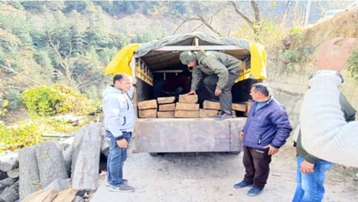 तस्कर ने वन रक्षकों को किया कुचलने का प्रयास, देवदार के 33 स्लीपर जब्त