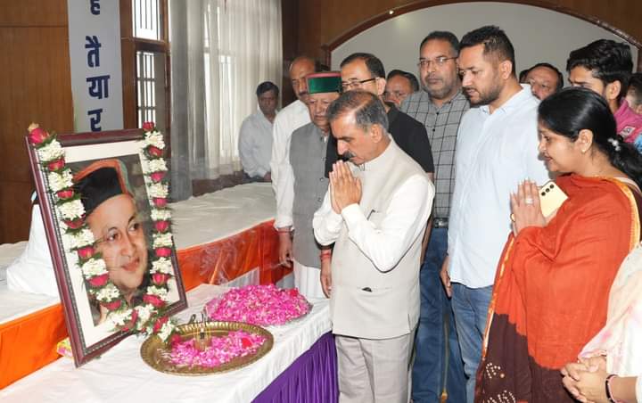 मुख्यमंत्री ने अर्पित की पुष्पांजलि, रिज पर प्रतिमा लगाने को लेकर भी बोले