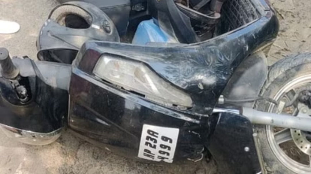 ट्रक की चपेट में आई स्कूटी सवार महिला, दर्दनाक मौत, शरीर के हुए तीन टुकड़े