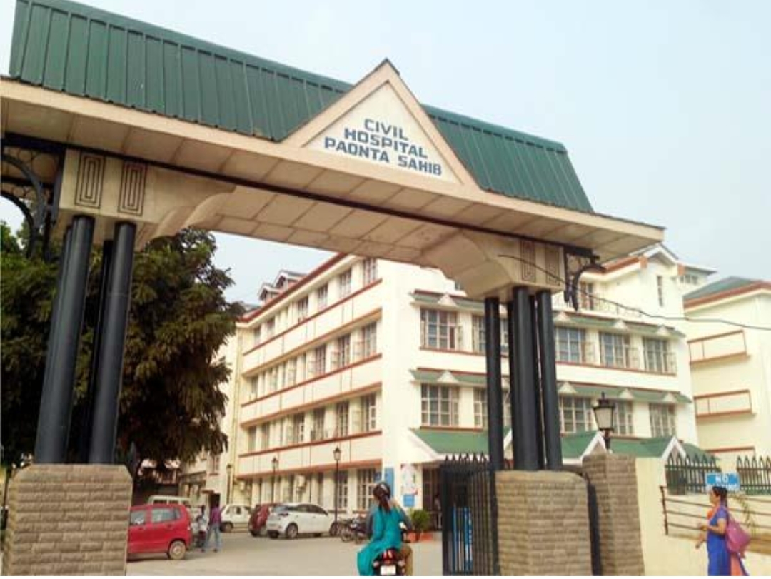 राइट न्यूज ब्रेकिंग :— मरीज होते है परेशान और डाक्टर सुट्टैबाजी में मस्त