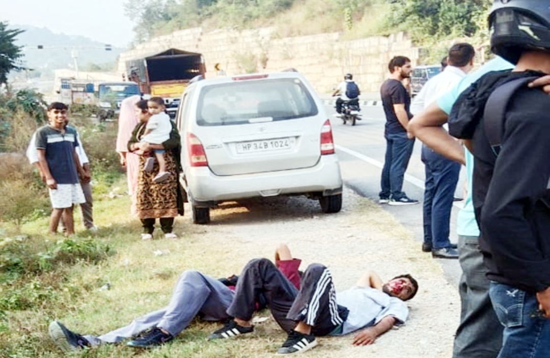शिलाई की कबड्डी टीम की गाड़ी घुमारवीं में दुर्घटनाग्रस्त, 7 घायल