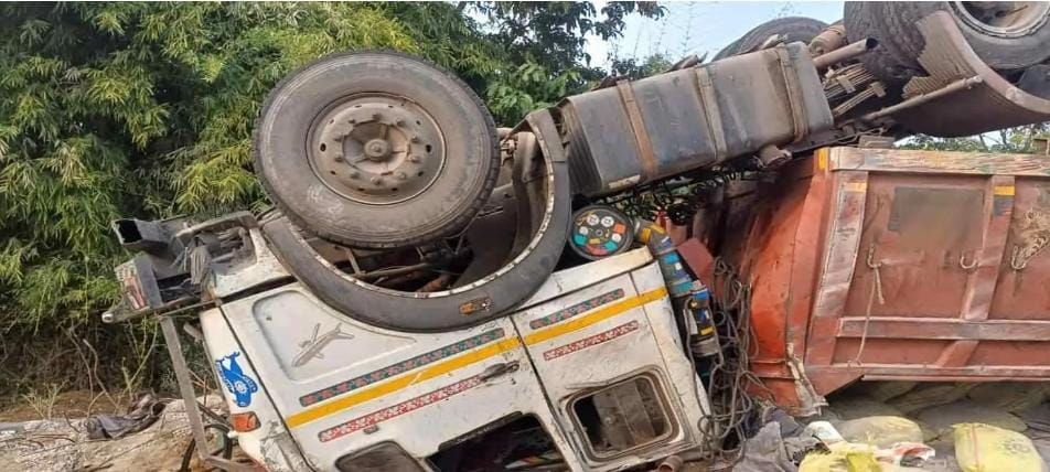 हिमाचल: खड्ड में गिरा ट्रक, परिवार ने खोए दो कमाऊ बेटे; मची चीख-पुकार