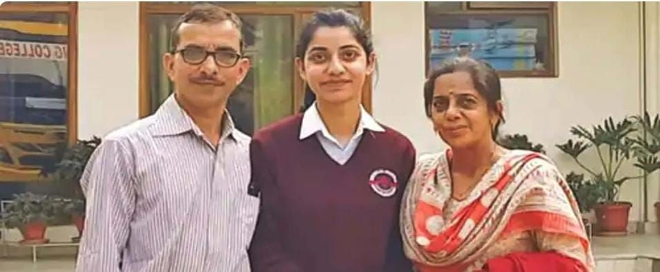 सोलन: टीचर की बेटी ने किया कमाल, नर्सिंग की टॉपर बनी काव्या